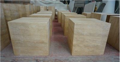 Συναρμολόγηση πλαϊνού τραπεζιού με κύβους ρωμαϊκού τραβερτίνου